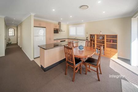 Low Maintenance - Photo 4