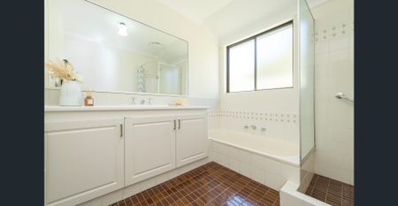 Comfortable, Versatile Family Living in a Quiet Parkside Street - Photo 2