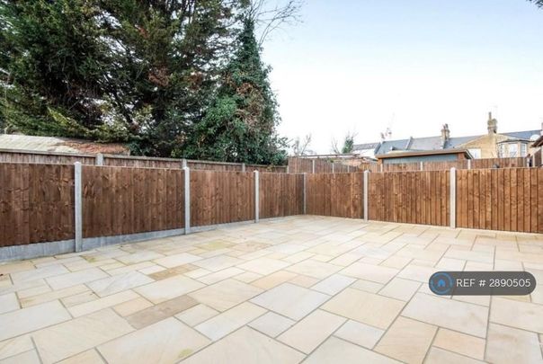 3 bedroom flat to rent - Photo 1