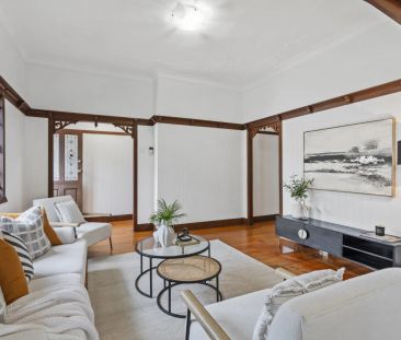 TIMELESS, CHARACTER-FILLED RESIDENCE IN A PRIME POSITION - Photo 2