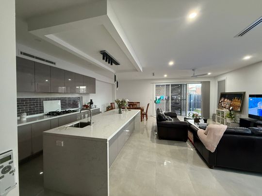Modern Family Living with 5 Bedrooms & Park Views! - Photo 1