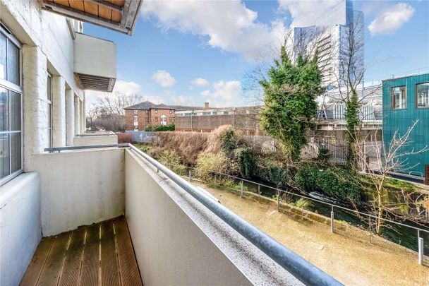 A modern studio flat developed within the Old Paint Factory in Wandsworth which backs onto the green open spaces of King George's Park. - Photo 1