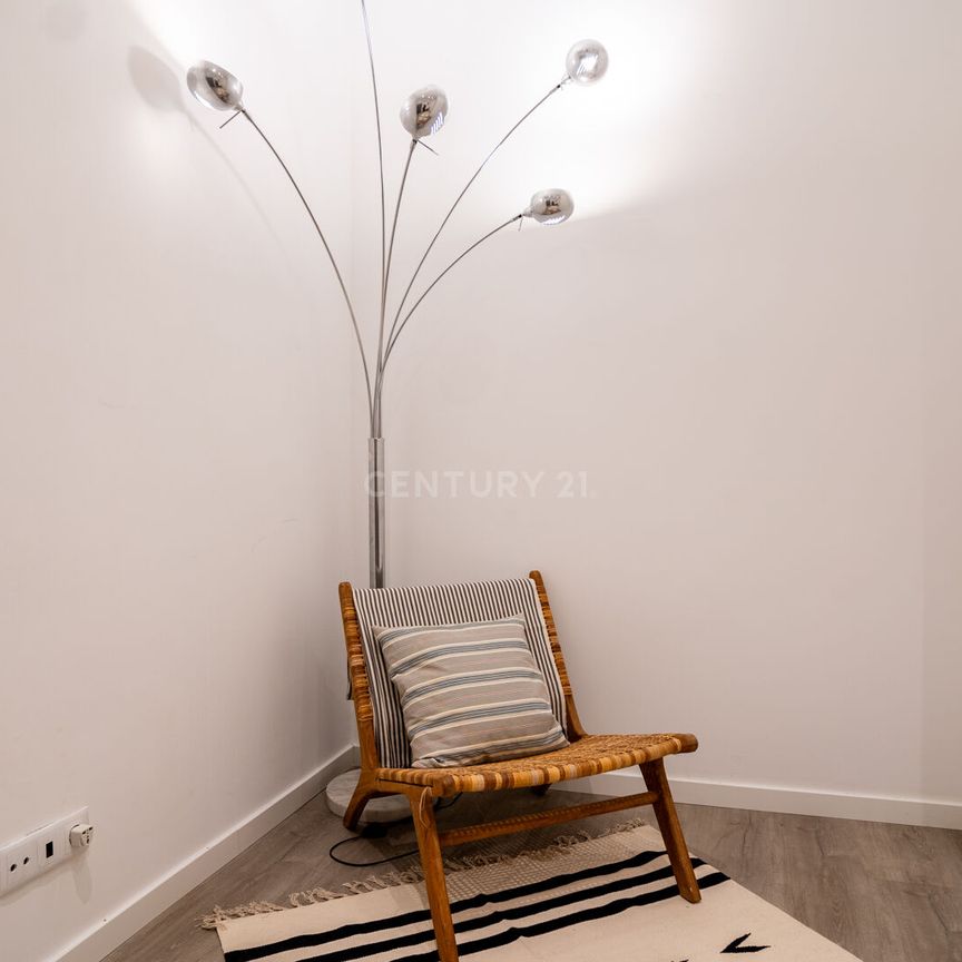 Apartamento T2 com Logradouro e muita luz e charme, no coração de Lisboa - Photo 1