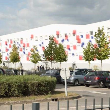 sedan proche commerce, piscine, lycée - Photo 3