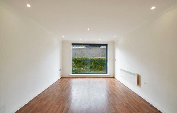 2 Bed Flat, North Point, N8 - Photo 1