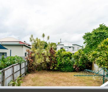 Charming Renovated Queenslander in Prime Location - Photo 6