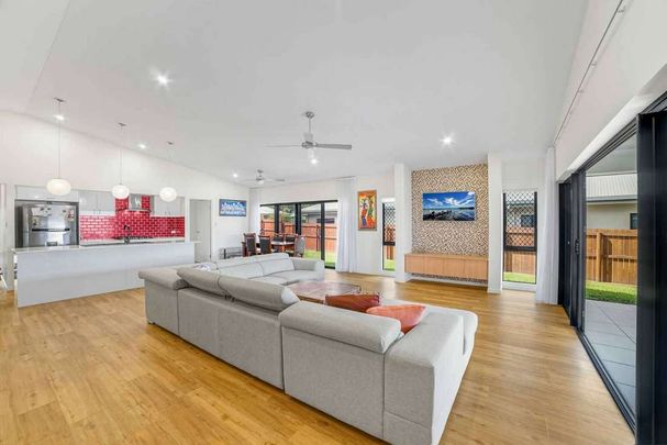 Designer Redlynch Family Home - A cut above the rest! - Photo 1