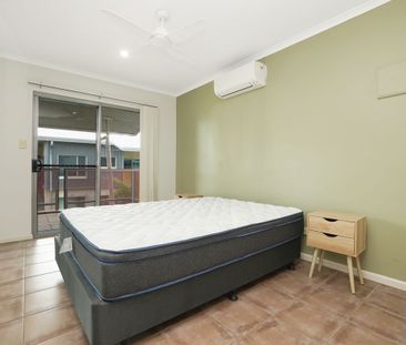 EXCEPTIONAL LIVING IN PRESTIGIOUS BAYVIEW - Photo 6