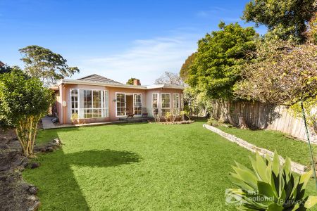 5-Bedroom Family Home in a Peaceful Glen Waverley Cul-de-Sac - Photo 3