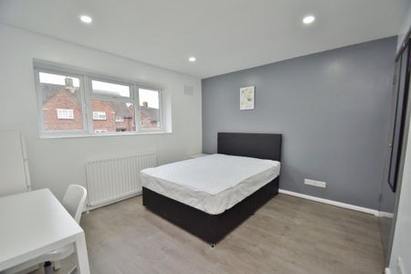 4 bedroom semi-detached house to rent - Photo 5