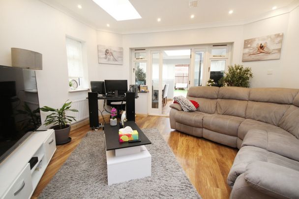 4 bedroom Property to rent - Photo 1