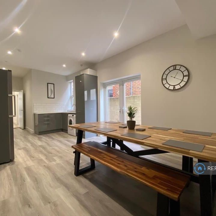 1 bedroom in a house share to rent - Photo 1