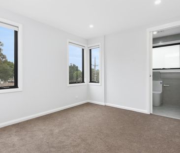 Designer Living in Bayside Locale - Photo 2