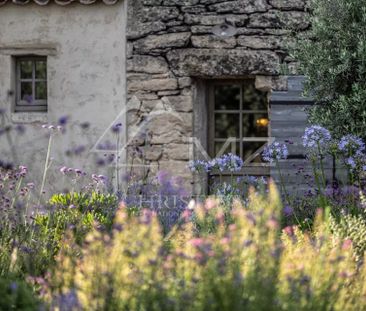 Mas provençal avec vue exceptionnelle sur le village de Gordes - Photo 3