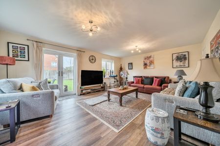 4 bedroom detached house to rent - Photo 2