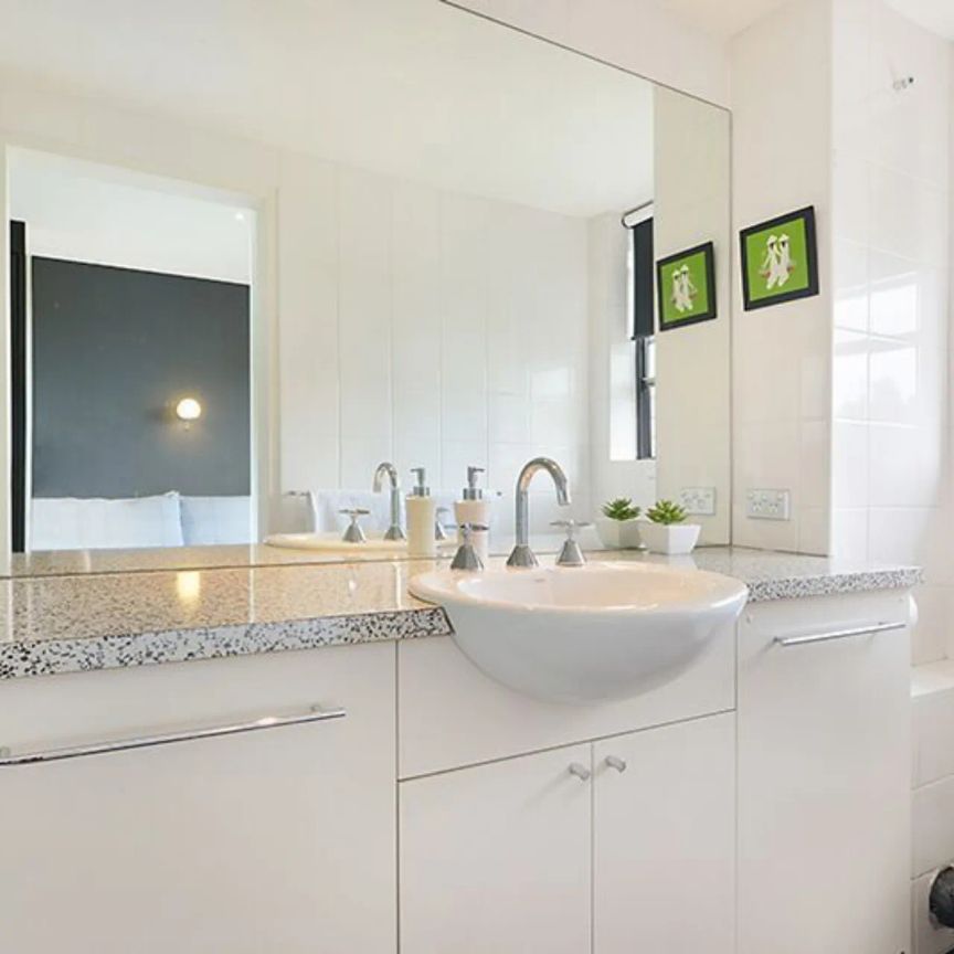 Fully renovated bright one bedroom with parking - Photo 1