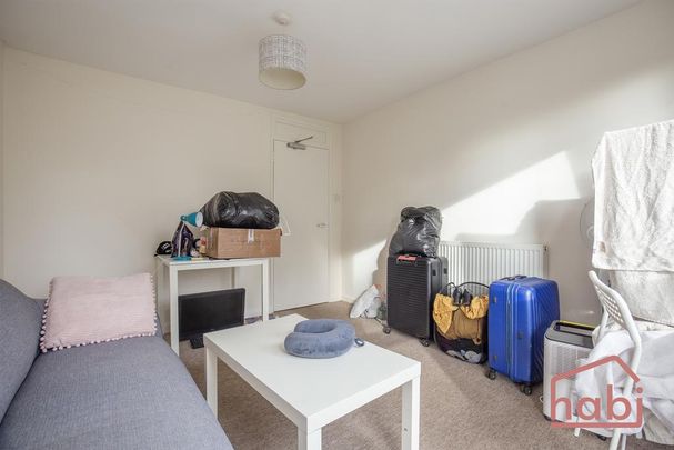 1 bedroom in a flat share to rent - Photo 1