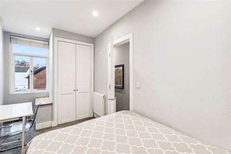 A beautifully presented three bedroom flat on quite residential street in Sands End - Photo 2