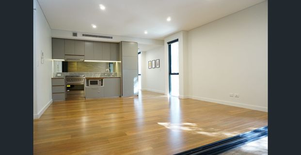 Bright Stylish Spacious 1 Bedroom + Large Loggia/Study Apartment in a Convenient Location - Photo 1