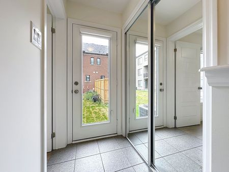 For Lease - 209 Vantage Loop, Newmarket, Ontario - Photo 4