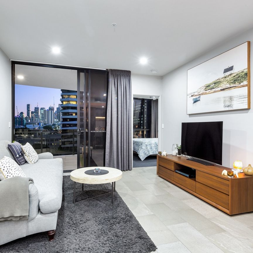 Stylish two-Bedroom Apartment with Spacious Balcony in the Heart of Newstead - Photo 1