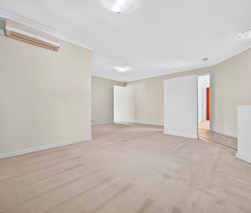 Spacious Family Living in Como - Photo 2