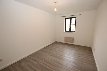 2 bedroom Flat to let - Photo 5