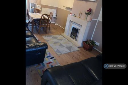 3 bedroom terraced house to rent - Photo 2