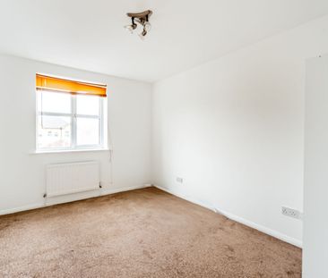 Available unfurnished now - Photo 3