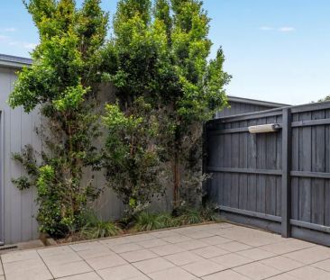 Stylish Two-Bedroom Townhouse - Photo 4