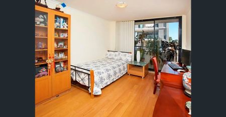 Spacious, Bright & Airy 2-Bedroom Apartment – Prime Parramatta Location - Photo 3