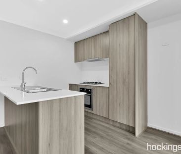 Brand New Townhouse in Prime South Morang Location – Walk to Middle... - Photo 3