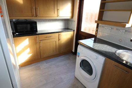2 bedroom end of terrace house to rent - Photo 2