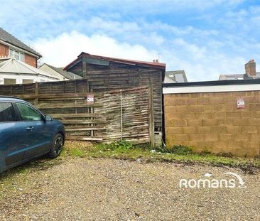 Kitchener Road, High Wycombe, Buckinghamshire, HP11 - Photo 6