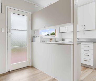 Peaceful 2 bed unit private 2 carparks - Photo 5