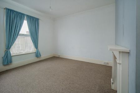 4 bedroom semi-detached house to rent - Photo 5