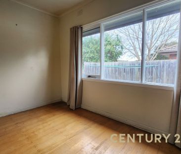Charming & Convenient Home in the Heart of Noble Park - Photo 6