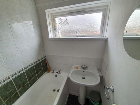 1 bedroom in a flat share to rent - Photo 4