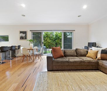 Stylish Three Bedroom Townhouse - Photo 5