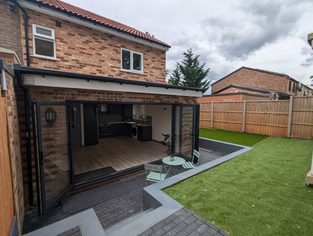 3 Bed End Terrace, Barlow Close, SM6 - Photo 5