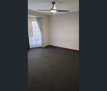 3 bedroom home well maintained - Photo 2