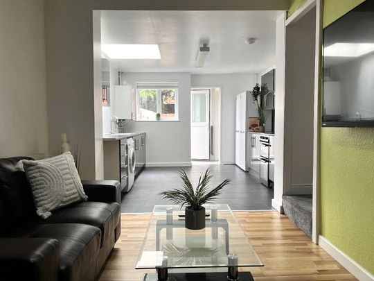 3 Bedrooms, 17 Vecqueray Street – Student Accommodation Coventry - Photo 1