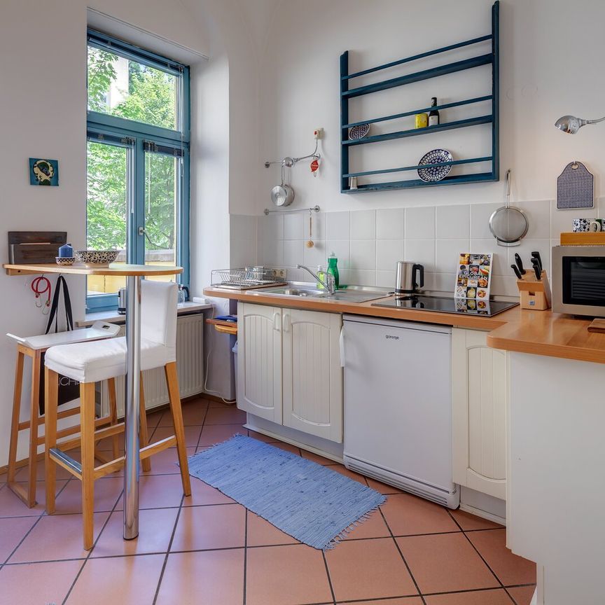 Studio apartment in Schwabing, near Josephsplatz - Photo 1