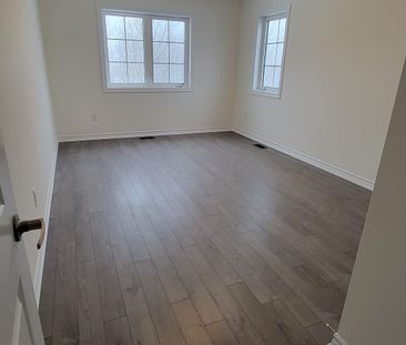 Townhouse For Lease | X8130318 - Photo 3