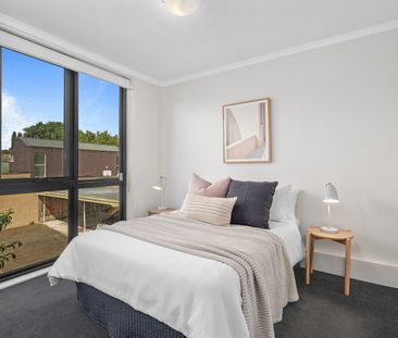 Designer Dual-Level Townhouse: Malvern Road Living at Your Doorstep! - Photo 5