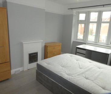 4 bedroom semi-detached house to rent - Photo 3