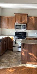 3 BED 2.5 BATHS - HOUSE - Photo 4