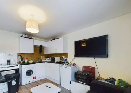 1 Bed Flat, Cardigan Gardens, LU1 - Photo 3