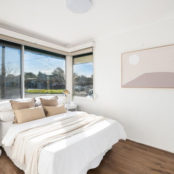 Tastefully Renovated, Sun-Kissed And Spacious, Modern and Private, Single Level Three Bedroom Family Home In A Prime Location, Moment To All Amenities - Photo 1