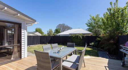 Fully Furnished Spacious Sundrenched Bungalow! - Photo 3